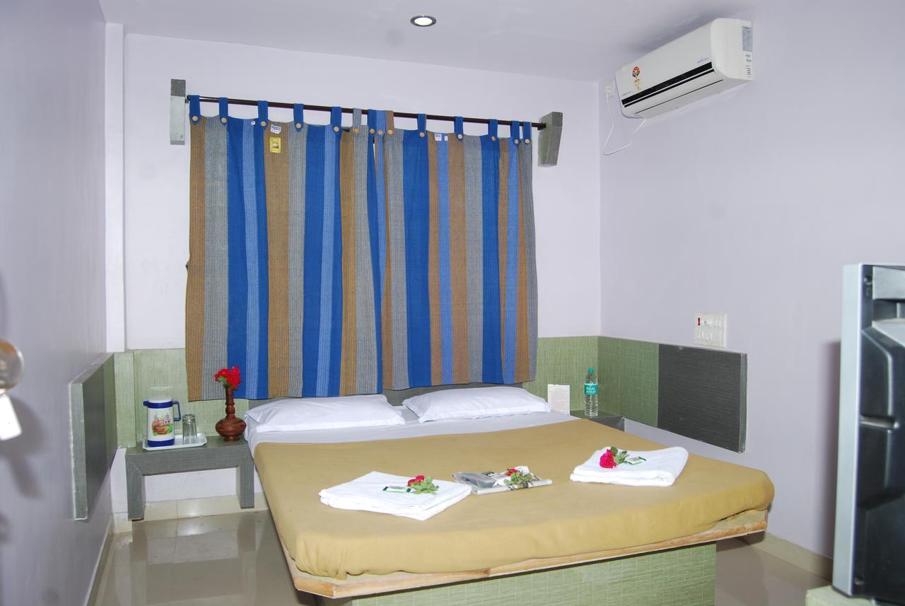 Hotel Utsav Shirdi Buitenkant foto