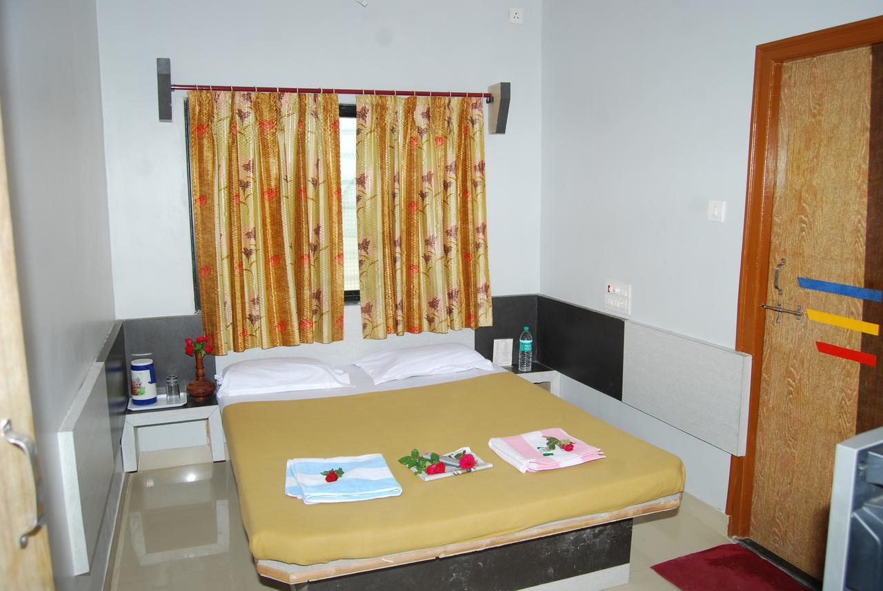 Hotel Utsav Shirdi Buitenkant foto