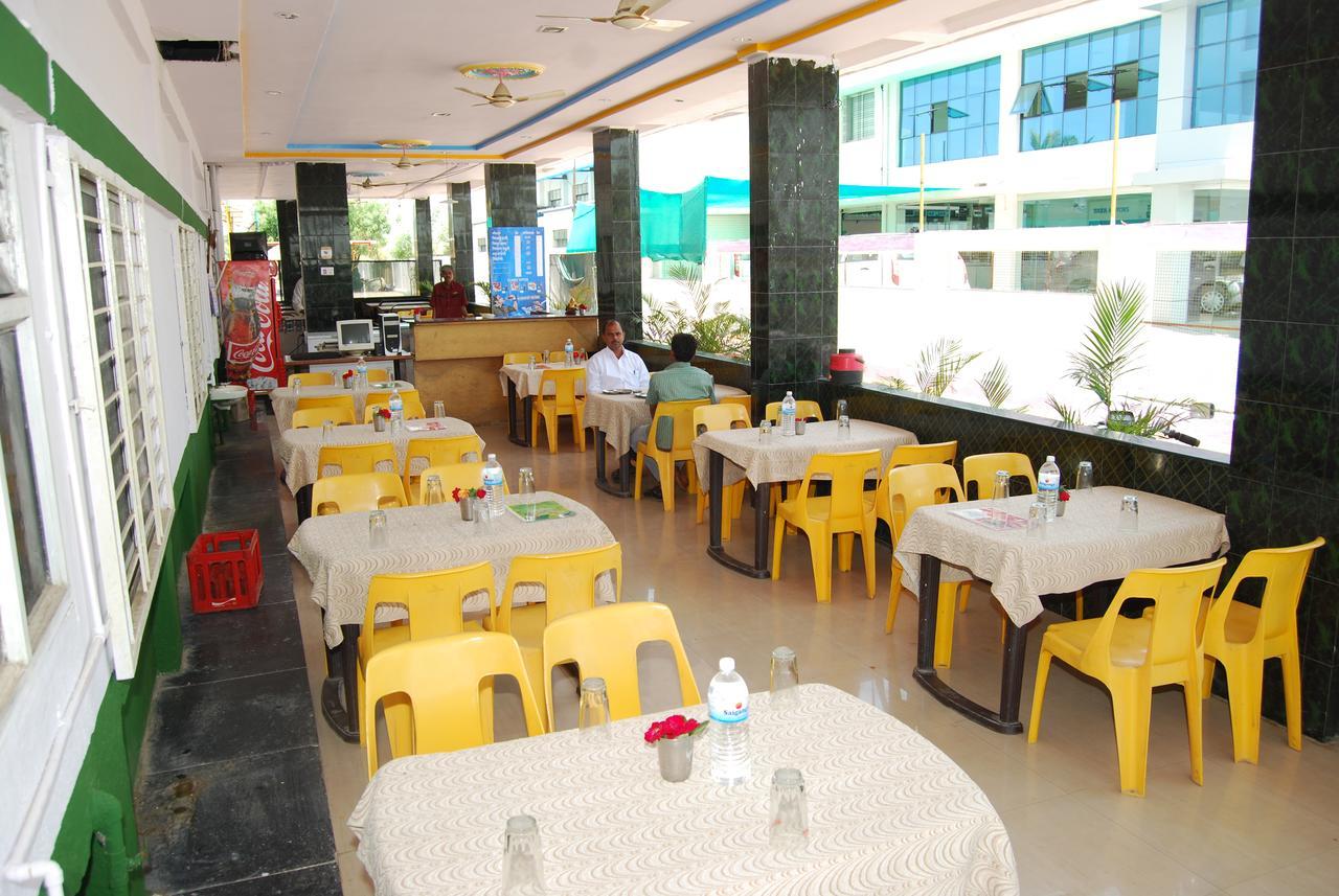 Hotel Utsav Shirdi Buitenkant foto