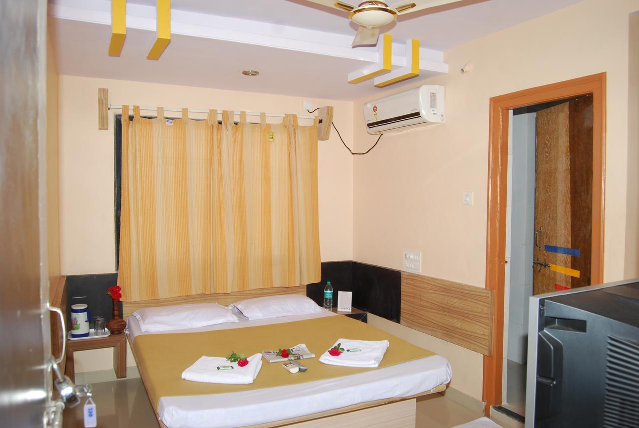 Hotel Utsav Shirdi Buitenkant foto
