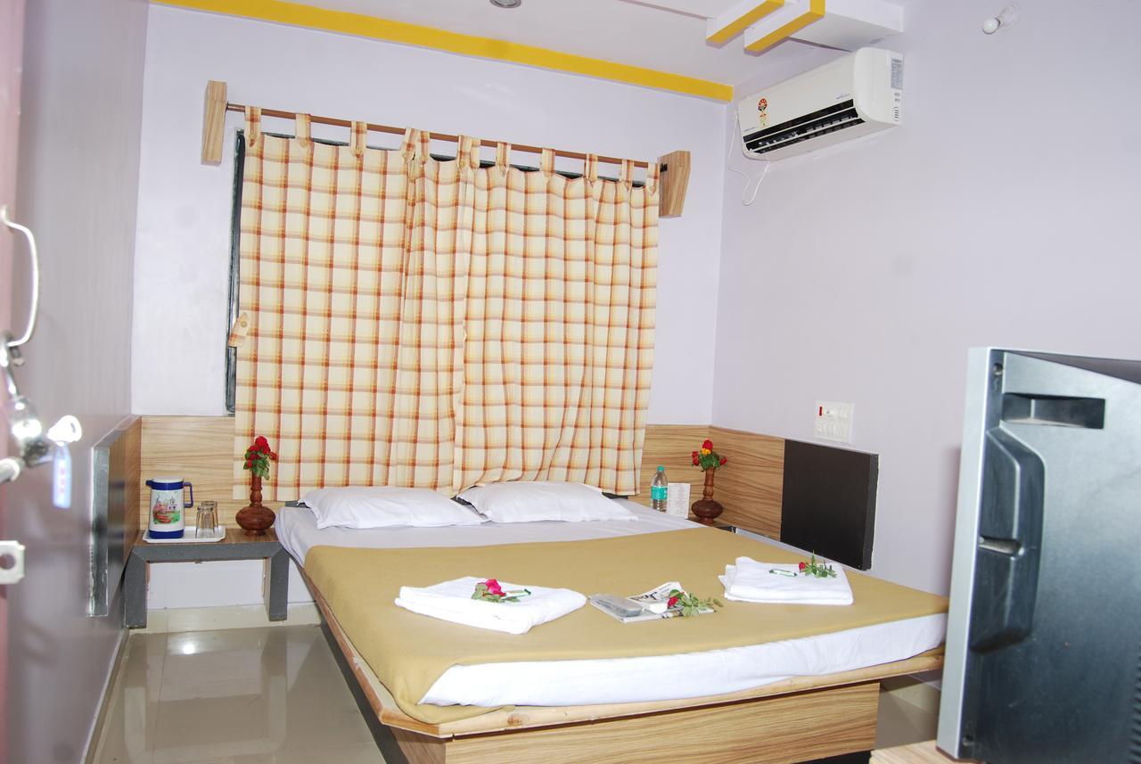 Hotel Utsav Shirdi Buitenkant foto